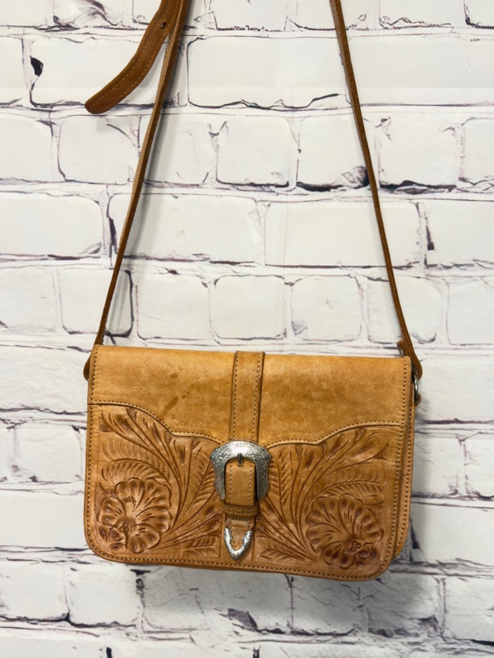 VINTAGE AMERICAN WEST LEATHER TOOLED BUCKLE DETAIL SHOULDERS CROSSBODY BAG TAN - Picture 2 of 15